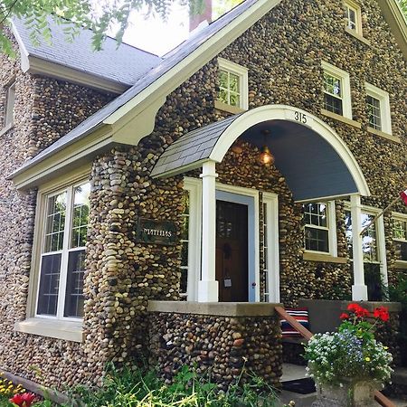 Aberdeen Stone Cottage B&B Traverse City Extérieur photo
