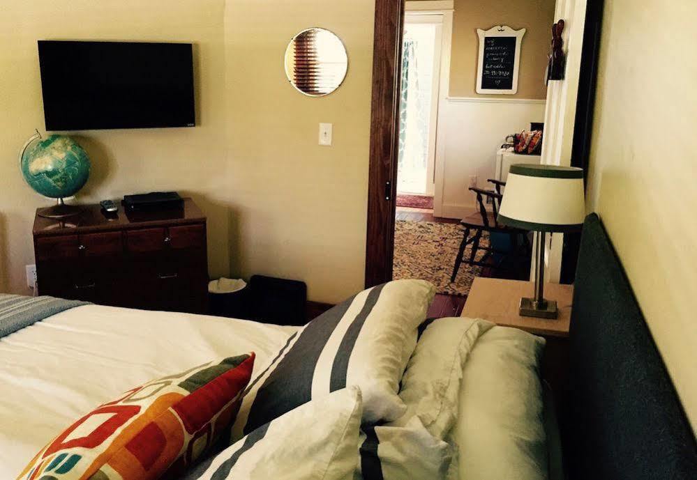 Aberdeen Stone Cottage B&B Traverse City Extérieur photo