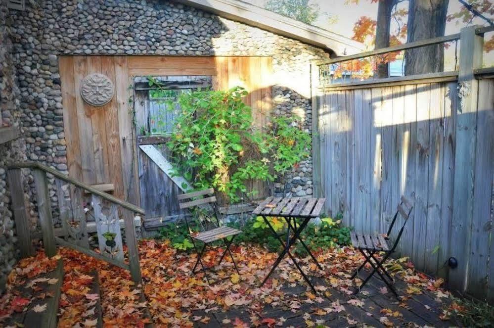 Aberdeen Stone Cottage B&B Traverse City Extérieur photo